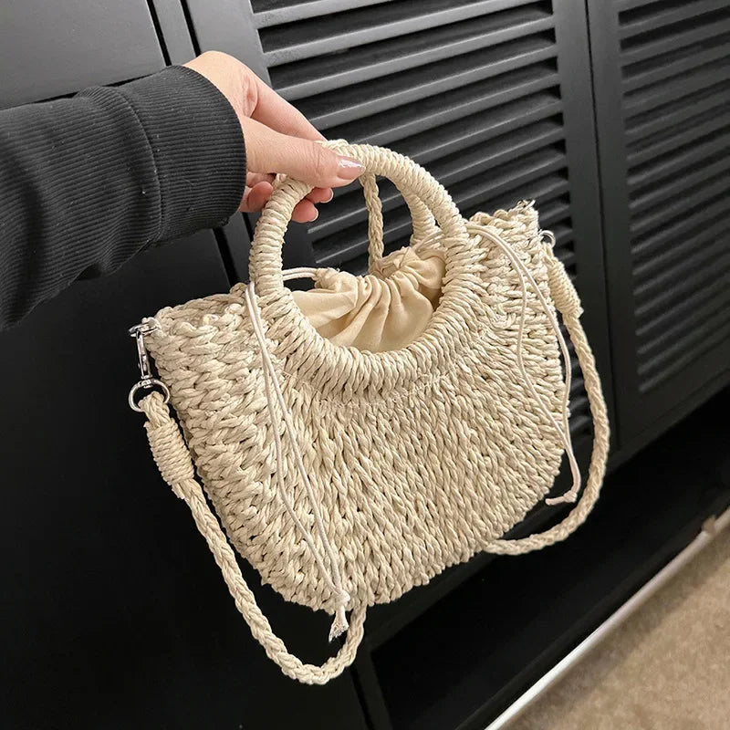 Bolsa de Praia Feminina em Palha Trançada – Formato Meia-Lua com Grande Capacidade e Estilo Verão