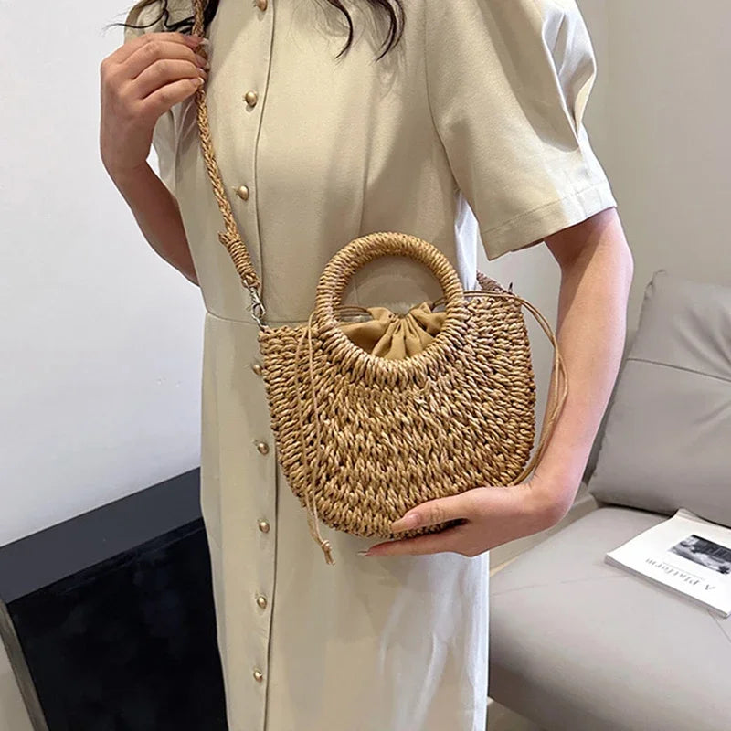 Bolsa de Praia Feminina em Palha Trançada – Formato Meia-Lua com Grande Capacidade e Estilo Verão