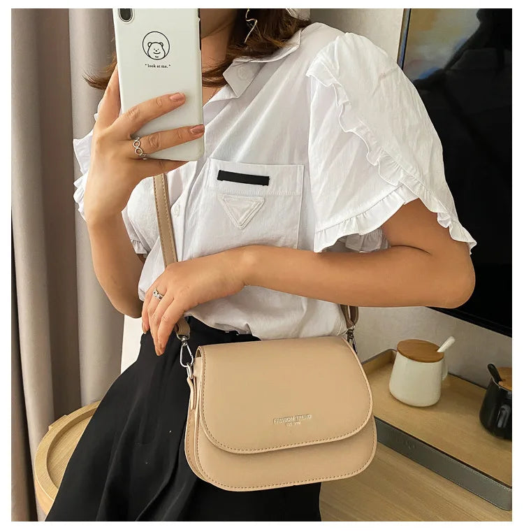 Bolsa Feminina Estilo Saddle em Couro PU – Bolsa Transversal Fashion com Correntes e Design Elegante