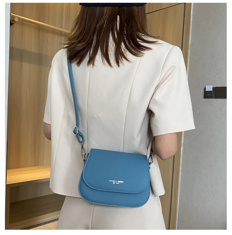 Bolsa Feminina Estilo Saddle em Couro PU – Bolsa Transversal Fashion com Correntes e Design Elegante