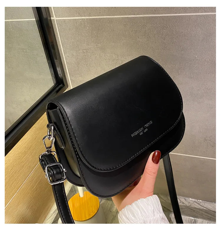 Bolsa Feminina Estilo Saddle em Couro PU – Bolsa Transversal Fashion com Correntes e Design Elegante