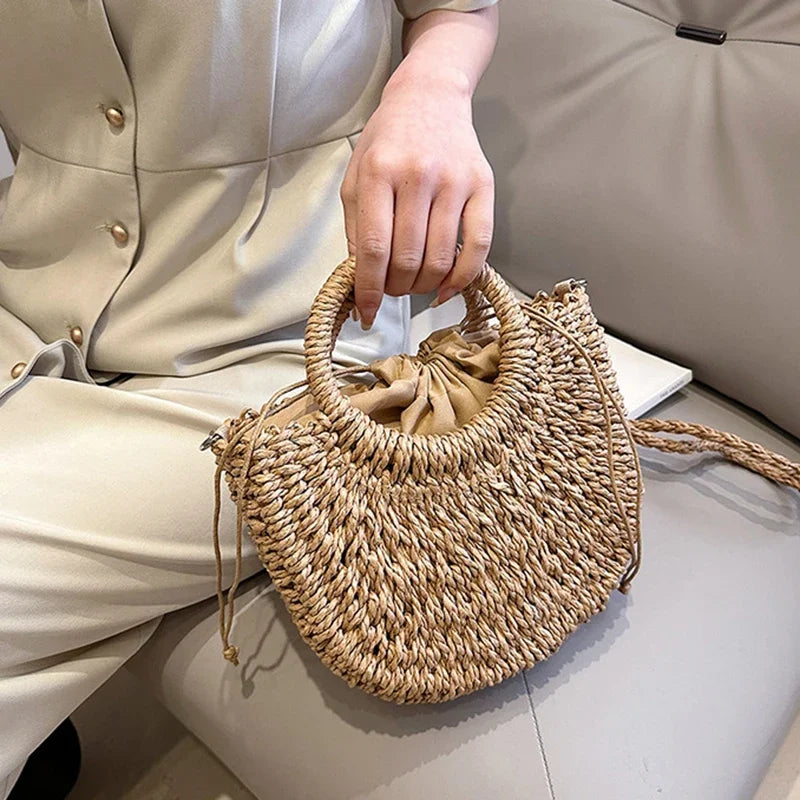 Bolsa de Praia Feminina em Palha Trançada – Formato Meia-Lua com Grande Capacidade e Estilo Verão