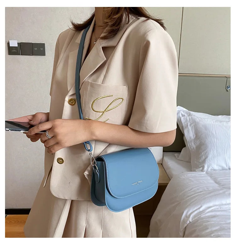 Bolsa Feminina Estilo Saddle em Couro PU – Bolsa Transversal Fashion com Correntes e Design Elegante