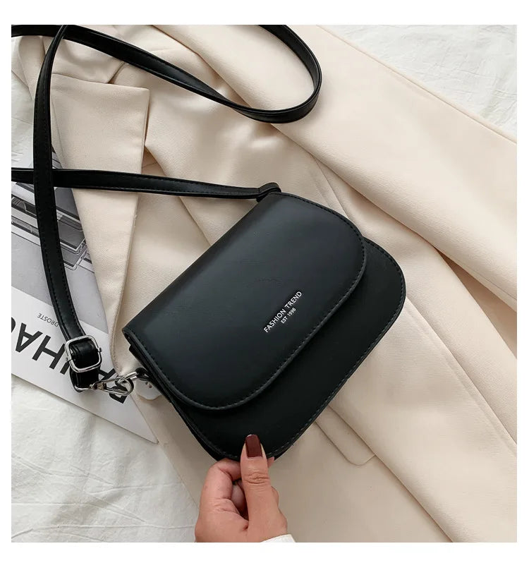 Bolsa Feminina Estilo Saddle em Couro PU – Bolsa Transversal Fashion com Correntes e Design Elegante