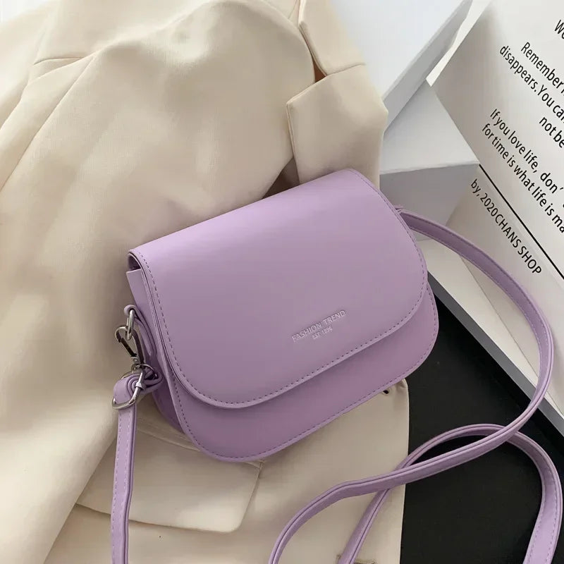 Bolsa Feminina Estilo Saddle em Couro PU – Bolsa Transversal Fashion com Correntes e Design Elegante