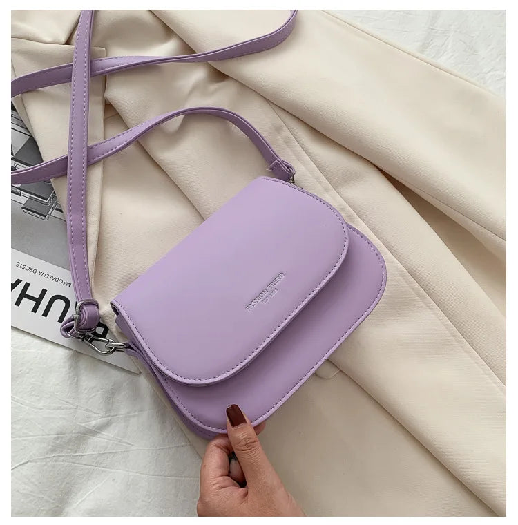 Bolsa Feminina Estilo Saddle em Couro PU – Bolsa Transversal Fashion com Correntes e Design Elegante
