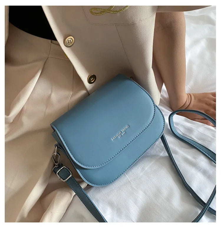 Bolsa Feminina Estilo Saddle em Couro PU – Bolsa Transversal Fashion com Correntes e Design Elegante