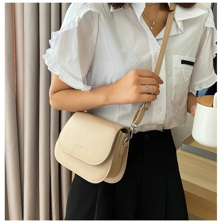 Bolsa Feminina Estilo Saddle em Couro PU – Bolsa Transversal Fashion com Correntes e Design Elegante