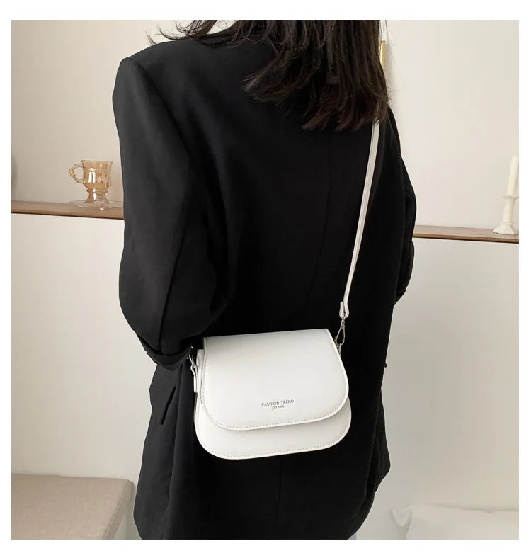 Bolsa Feminina Estilo Saddle em Couro PU – Bolsa Transversal Fashion com Correntes e Design Elegante