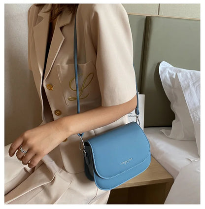Bolsa Feminina Estilo Saddle em Couro PU – Bolsa Transversal Fashion com Correntes e Design Elegante