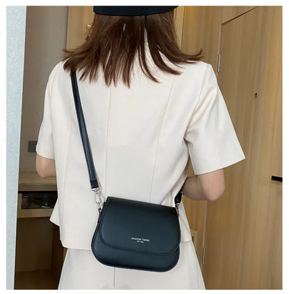 Bolsa Feminina Estilo Saddle em Couro PU – Bolsa Transversal Fashion com Correntes e Design Elegante