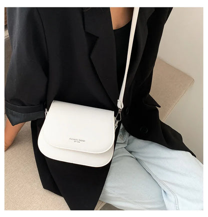 Bolsa Feminina Estilo Saddle em Couro PU – Bolsa Transversal Fashion com Correntes e Design Elegante