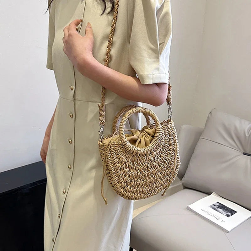 Bolsa de Praia Feminina em Palha Trançada – Formato Meia-Lua com Grande Capacidade e Estilo Verão