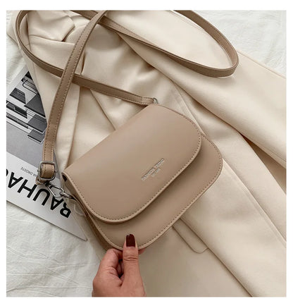 Bolsa Feminina Estilo Saddle em Couro PU – Bolsa Transversal Fashion com Correntes e Design Elegante