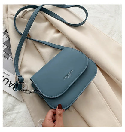 Bolsa Feminina Estilo Saddle em Couro PU – Bolsa Transversal Fashion com Correntes e Design Elegante