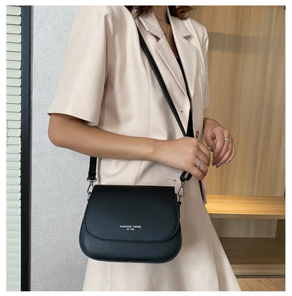 Bolsa Feminina Estilo Saddle em Couro PU – Bolsa Transversal Fashion com Correntes e Design Elegante