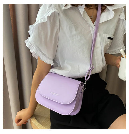 Bolsa Feminina Estilo Saddle em Couro PU – Bolsa Transversal Fashion com Correntes e Design Elegante