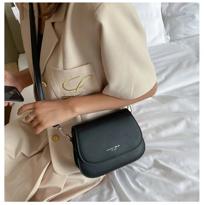 Bolsa Feminina Estilo Saddle em Couro PU – Bolsa Transversal Fashion com Correntes e Design Elegante