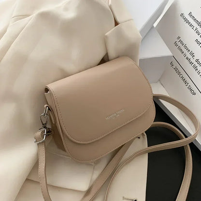 Bolsa Feminina Estilo Saddle em Couro PU – Bolsa Transversal Fashion com Correntes e Design Elegante