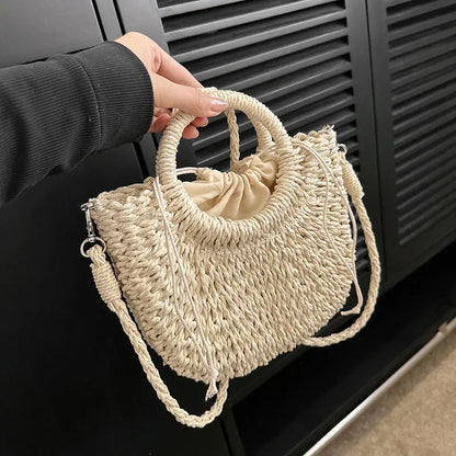 Bolsa de Praia Feminina em Palha Trançada – Formato Meia-Lua com Grande Capacidade e Estilo Verão