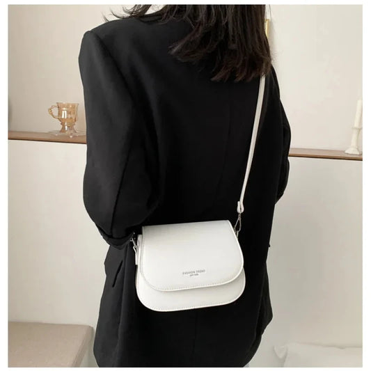 Bolsa Feminina Estilo Saddle em Couro PU – Bolsa Transversal Fashion com Correntes e Design Elegante