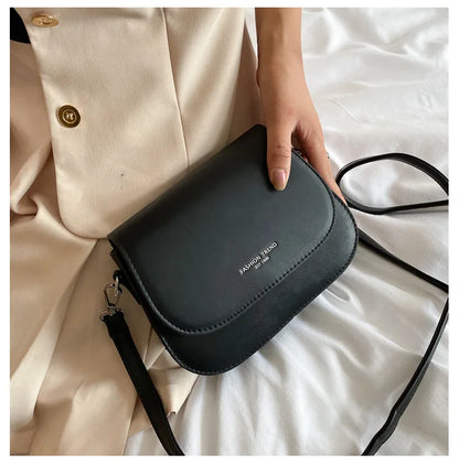 Bolsa Feminina Estilo Saddle em Couro PU – Bolsa Transversal Fashion com Correntes e Design Elegante