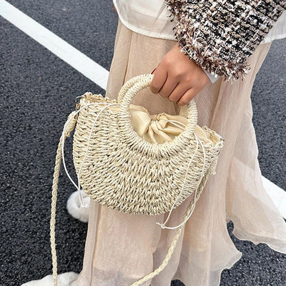 Bolsa de Praia Feminina em Palha Trançada – Formato Meia-Lua com Grande Capacidade e Estilo Verão