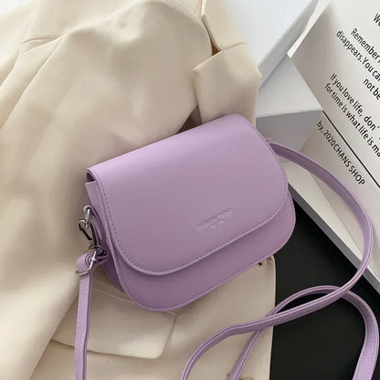 Bolsa Feminina Estilo Saddle em Couro PU – Bolsa Transversal Fashion com Correntes e Design Elegante