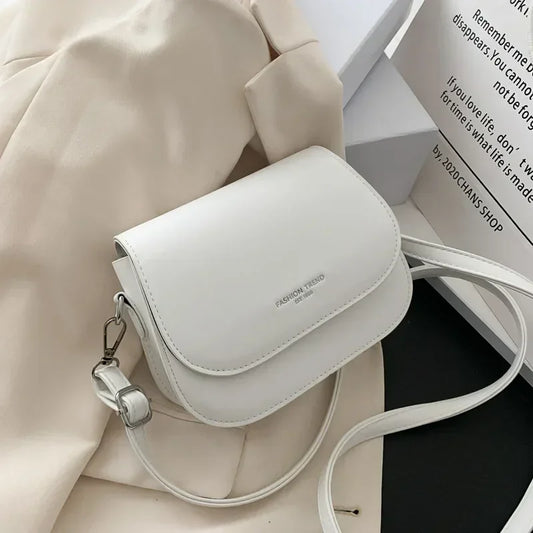 Bolsa Feminina Estilo Saddle em Couro PU – Bolsa Transversal Fashion com Correntes e Design Elegante